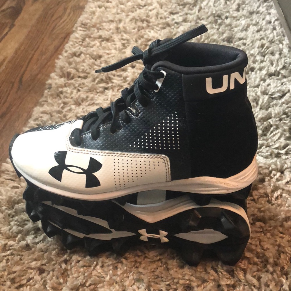 Boys Under armour youth size 2.5 football cleats
